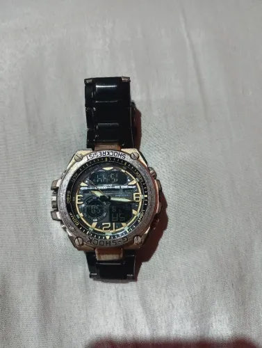 Vendo um relógio Cássio a prova d'água original bom todo em aço