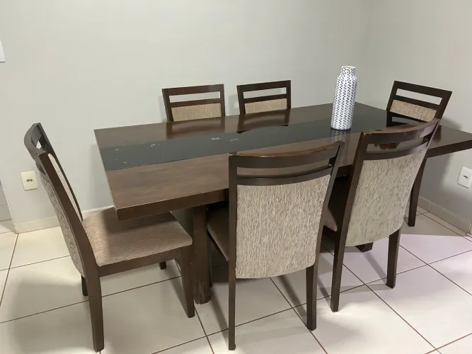 Mesa 6 lugares. Com as cadeiras. Medidas: 1,80 x 1,00.