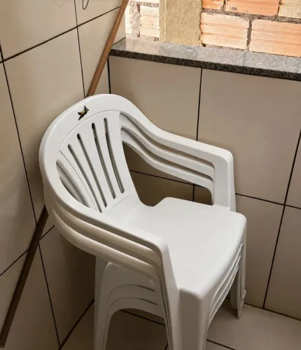 3 cadeiras de plástico