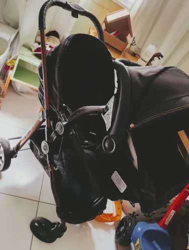 Kit carrinho de bebê + bebê conforto que vira Moisés.
