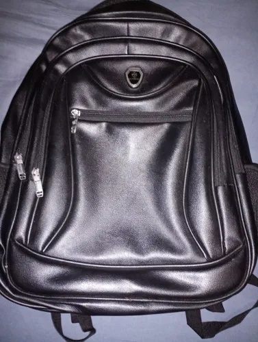 Vendo uma mochila nova de couro. Entrego