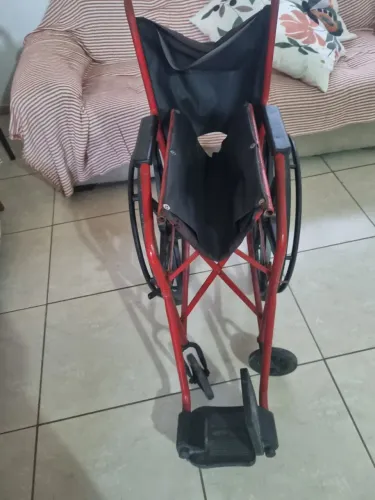 Cadeira de rodas usada