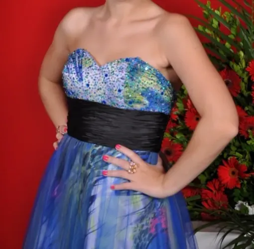 Vestido de festa com tule e pedrarias