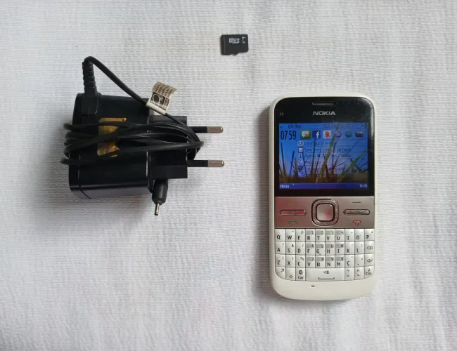 Nokia E5-00 Branco com Carregador + Cartão SD