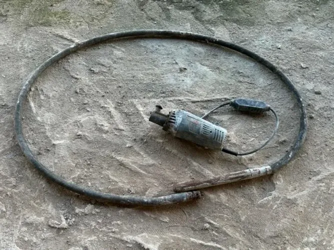 Vibrador de concreto Bosch GVC (COM mangote).