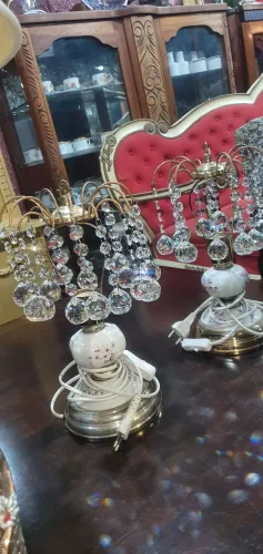 Lindo par de abajour de cabeceira com detalhes em Cristal