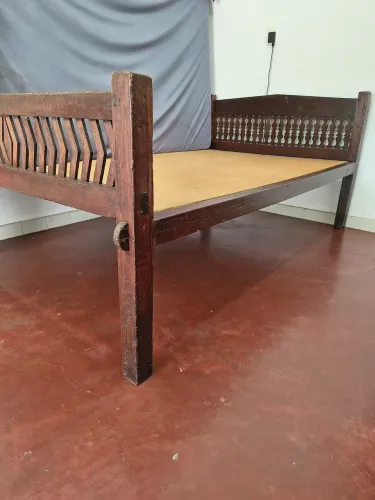 Cama de viúvo de madeira antiga - Colchão grátis