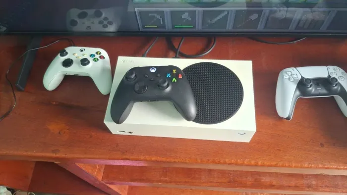 Vende-se Xbox series s com 2 controles 