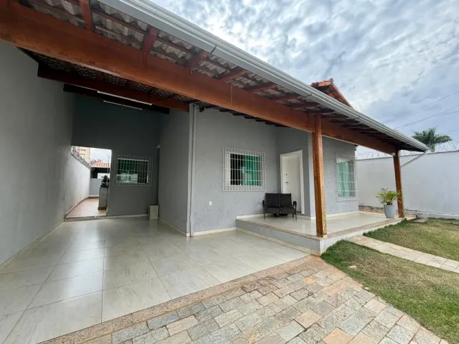 Excelente casa com três quartos com suíte