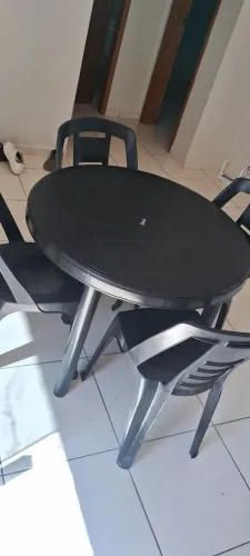 Mesa Plástico com 4 Cadeiras