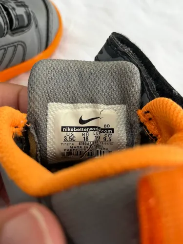Tênis Nike Infantil Cinza/Laranja. Numeração 18