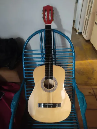 Violão Semi novo , bem conservado.