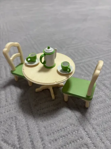 Mesa com cadeiras verdes Sylvanian Families