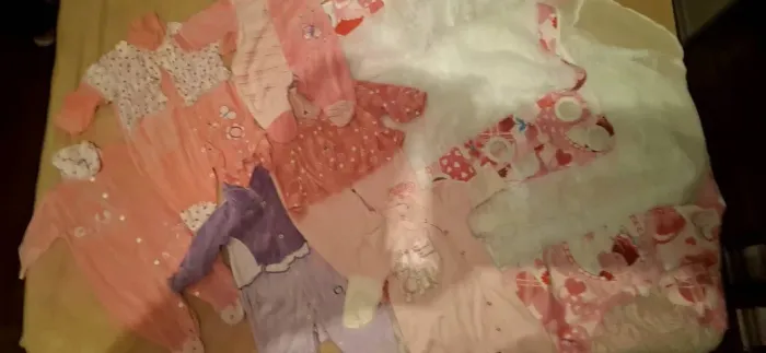 Roupas de bebê, bolsa e cortina