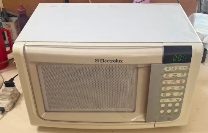 Micro-ondas Electrolux 23 litros seminovo conservadissimo funcionando perfeitamente