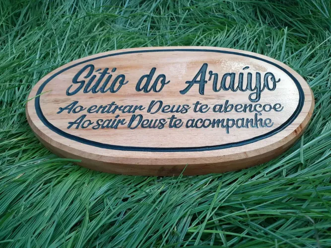 Placas artesanais feitas em madeira 