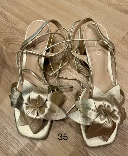 Sandália Arezzo dourada 35
