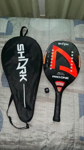 Vendo raquete semi nova Raquete Shark Pro One + raqueteira + Overgrip Shark