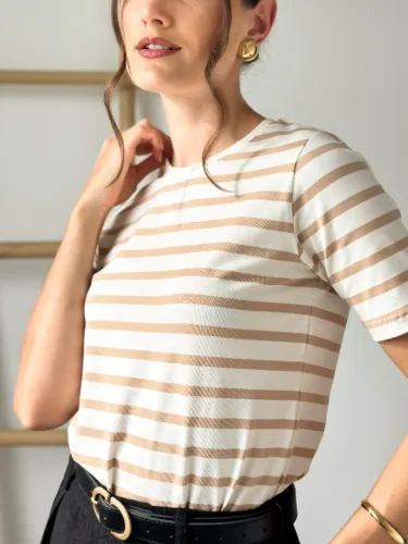 Camiseta listrada bege + off white em algodão super macio com elastano. Tam PP ao GG.