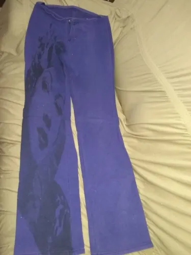 calça jeans cintura baixa boca de sino colada na cintura com foto de marilyn monrou