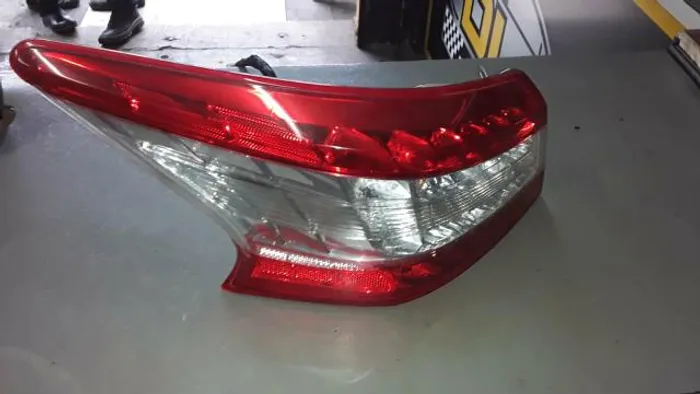 Lanterna traseira Nissan Sentra 15