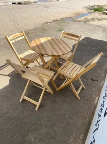 Jogo de mesa redonda com cadeiras de madeira