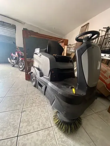 Vendo varredeira de piso KARCHER 90/60 r bateria