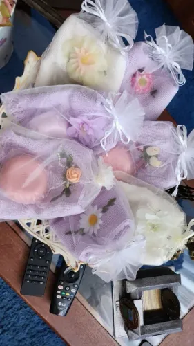 Toalhinha + sabonete num saquinho de organza.  Presente Pronto!!! 