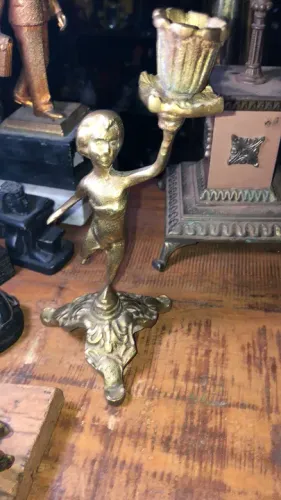 Castiçal de bronze antigo com figura feminina