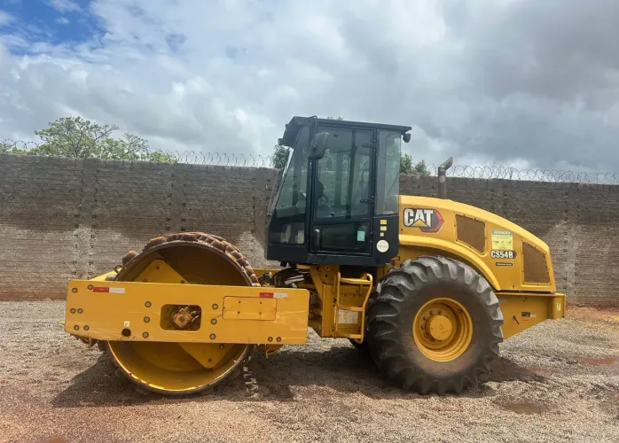 Rolo Compactador Caterpillar CS54B ano 2021 com Kit Pata / Liso, 3000 horas, em SP