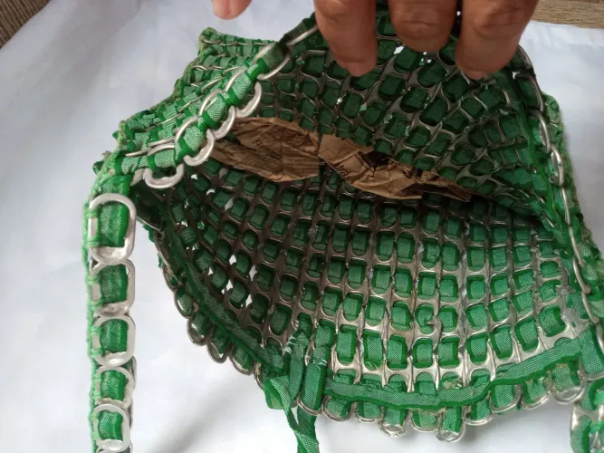 Bolsa de mão feita com latinhas de alumínio