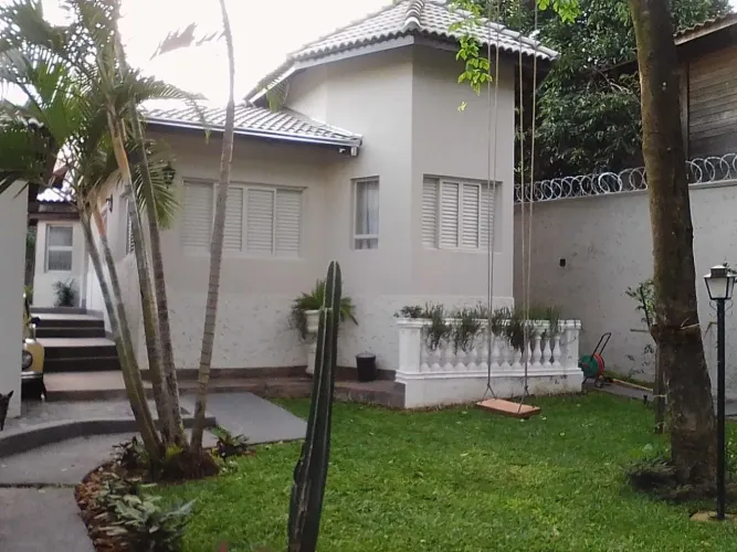 Casa aconchegante com quintal e garagem