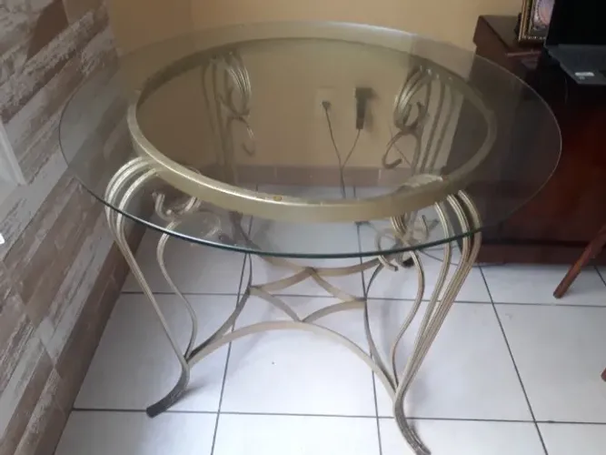 linda mesa redonda com base de ferro dourada e tampo de vidro