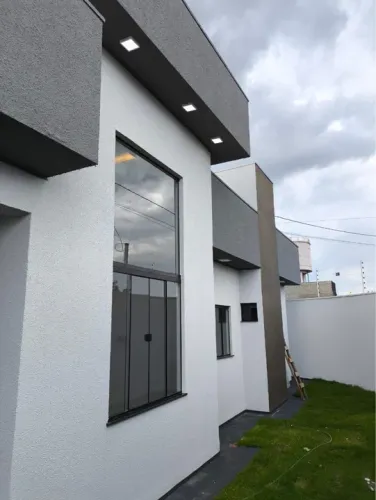 Casa 3 Quartos, 1 suite no Vida Nova, moderna e garagem pra dois carros cobertos.