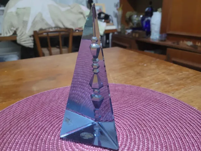 Pirâmide de cristal lapidado 