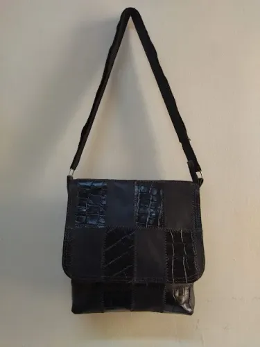 BOLSA EM RETALHOS DE COURO PRETA NOVA