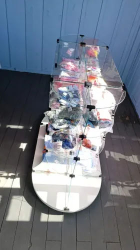 Balcão expositor de vidro com rodinhas