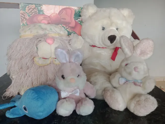 Lote de pelúcias , contém urso grande, coelhinho etc