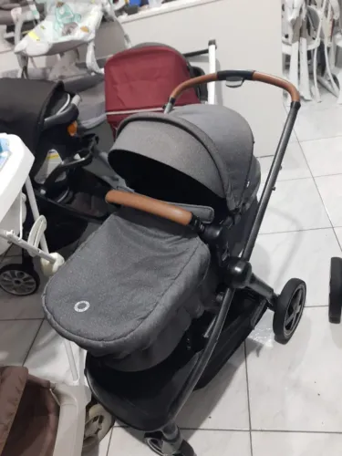 Carrinho de Bebê - seminovo maxi-cosi