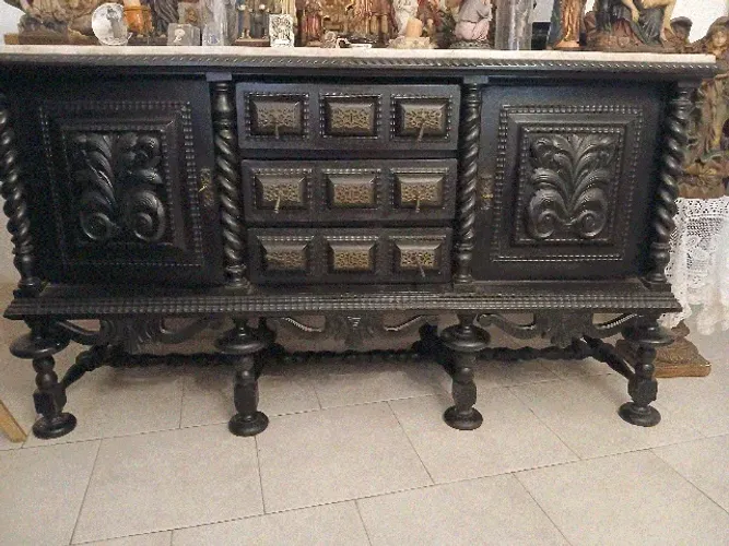 Lindo e imponente Buffet - no estilo Manuelino 