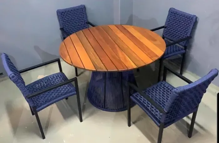 MESA COM 4 CADEIRAS P/ VARANDA - TAMPO DE MADEIRA