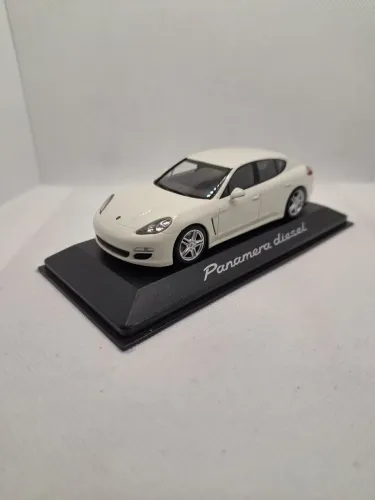 Miniatura Porsche Panamera Diesel - Escala 1/43 - Minichamps