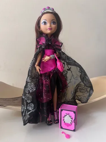 Boneca Ever After High Briar Beauty Legacy Day 
