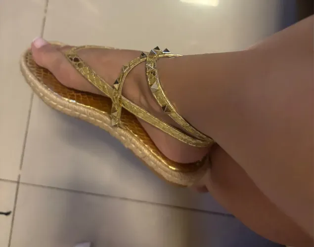 Sandália rasteira dourada com detalhes