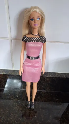 Boneca Barbie em vestido rosa