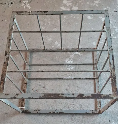 Vende cx de ferro p ar condicionado de janela 51 profundidade 55 de largura e 42 altura 