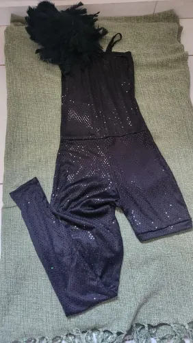 Macacão Preto com Detalhes Brilhantes e Penas