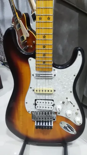 Guitarra Stratocaster Customizada com Escala Estelar