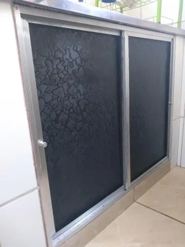Armários de pia cozinha em acrílico e alumínio.