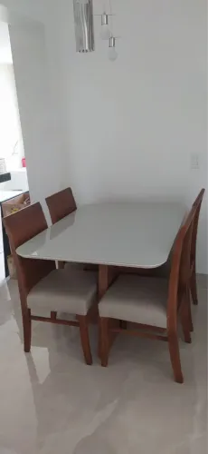 Mesa de Jantar com 4 Cadeiras resistente de madeira